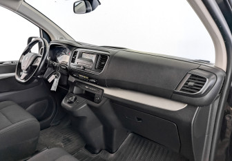 Подержанный автомобиль Peugeot Traveller 2021 года (11 фото)