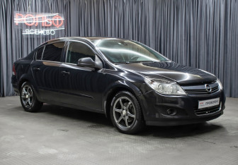 Подержанный автомобиль Opel Astra Sedan 2010 года (3 фото)