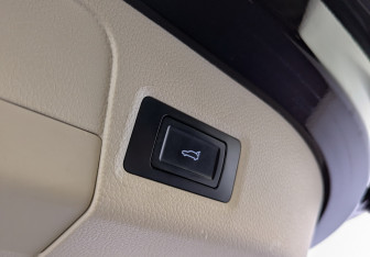 Подержанный автомобиль Voyah Dream 2023 года (10 фото)