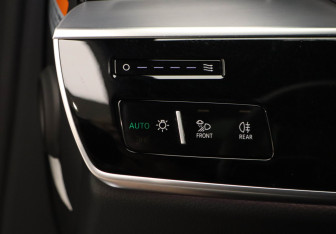 Подержанный автомобиль Audi A8 2021 года (11 фото)