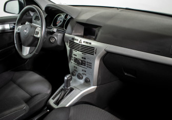Подержанный автомобиль Opel Astra Hatchback 2010 года (10 фото)