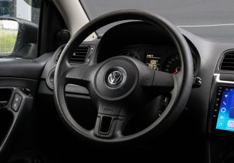 Подержанный автомобиль Volkswagen Polo Sedan 2015 года (11 фото)