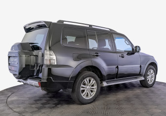 Подержанный автомобиль Mitsubishi Pajero 2015 года (5 фото)