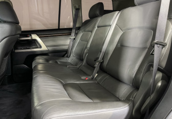 Подержанный автомобиль Toyota Land Cruiser Suv 2008 года (10 фото)