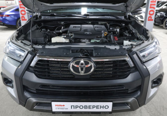 Подержанный автомобиль Toyota Hilux 2020 года (9 фото)