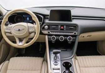 Подержанный автомобиль Genesis G70 2019 года (13 фото)