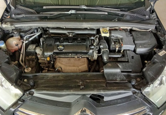 Подержанный автомобиль Citroen C4 Hatchback 2011 года (13 фото)