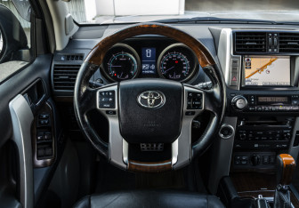 Подержанный автомобиль Toyota Land Cruiser Prado 2011 года (10 фото)