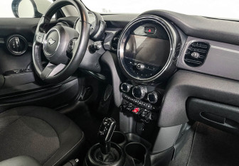 Подержанный автомобиль MINI Hatch 2021 года (9 фото)