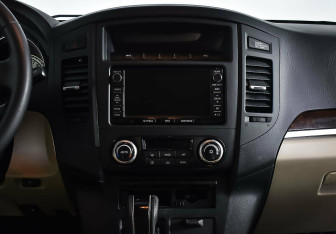 Подержанный автомобиль Mitsubishi Pajero 2014 года (12 фото)