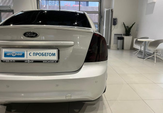 Подержанный автомобиль Ford Focus Sedan 2011 года (9 фото)