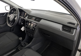 Подержанный автомобиль Skoda Rapid Liftback 2017 года (13 фото)