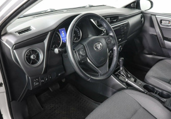 Подержанный автомобиль Toyota Corolla Sedan 2017 года (6 фото)