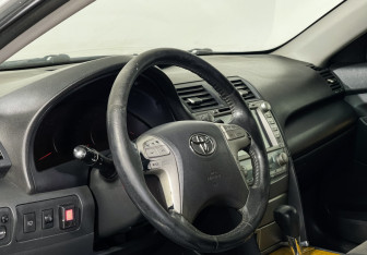 Подержанный автомобиль Toyota Camry Sedan 2007 года (13 фото)