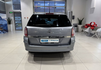Подержанный автомобиль Opel Astra Wagon 2011 года (5 фото)