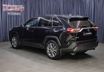 Подержанный автомобиль Toyota RAV4 2021 года (7 фото)