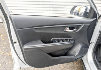 Подержанный автомобиль Kia Rio Hatchback 2021 года (18 фото)