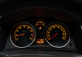 Подержанный автомобиль Opel Astra Sedan 2010 года (11 фото)