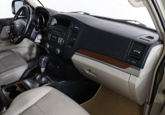 Подержанный автомобиль Mitsubishi Pajero 2007 года (10 фото)