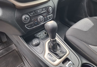 Подержанный автомобиль Jeep Cherokee 2014 года (11 фото)