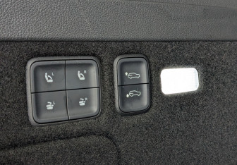 Подержанный автомобиль Hongqi E-HS9 2021 года (11 фото)