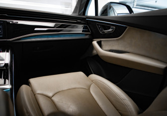 Подержанный автомобиль Audi Q7 2021 года (25 фото)