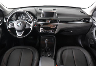 Подержанный автомобиль BMW X1 2017 года (10 фото)