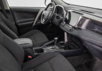 Подержанный автомобиль Toyota RAV4 2017 года (9 фото)