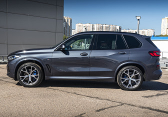 Подержанный автомобиль BMW X5 2022 года (8 фото)