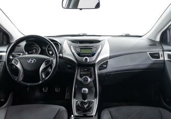 Подержанный автомобиль Hyundai Elantra Sedan 2012 года (6 фото)