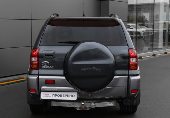Подержанный автомобиль Toyota RAV4 2004 года (6 фото)