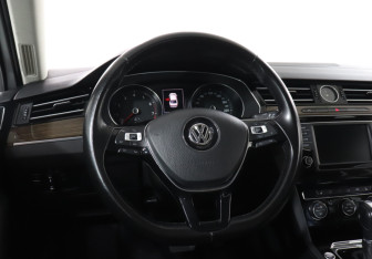 Подержанный автомобиль Volkswagen Passat Sedan 2017 года (18 фото)