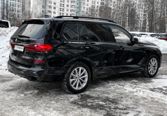 Подержанный автомобиль BMW X7 2021 года (5 фото)