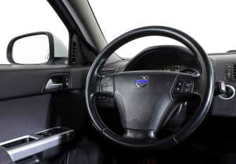 Подержанный автомобиль Volvo S40 2010 года (15 фото)