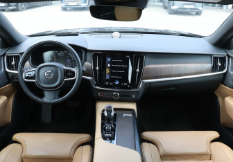 Подержанный автомобиль Volvo S90 2021 года (12 фото)