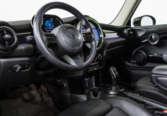 Подержанный автомобиль MINI Hatch 2021 года (9 фото)