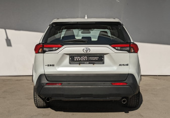 Подержанный автомобиль Toyota RAV4 2021 года (14 фото)