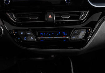 Подержанный автомобиль Toyota C-HR 2019 года (16 фото)