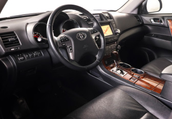 Подержанный автомобиль Toyota Highlander 2011 года (17 фото)