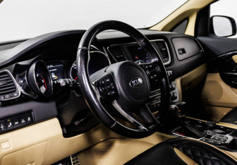 Подержанный автомобиль Kia Carnival 2019 года (12 фото)