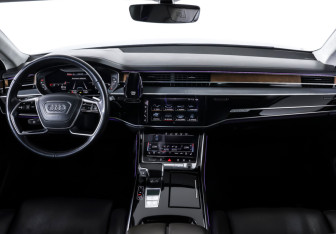 Подержанный автомобиль Audi A8 2019 года (15 фото)