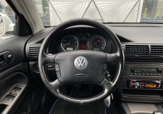Подержанный автомобиль Volkswagen Passat Wagon 2003 года (14 фото)