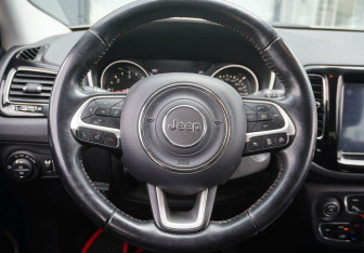 Подержанный автомобиль Jeep Compass 2018 года (14 фото)
