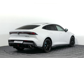 Подержанный автомобиль Changan UNI-V 2023 года (5 фото)