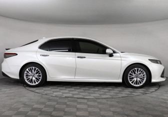 Подержанный автомобиль Toyota Camry Sedan 2019 года (4 фото)