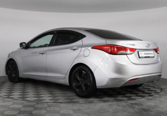 Подержанный автомобиль Hyundai Elantra Sedan 2011 года (7 фото)