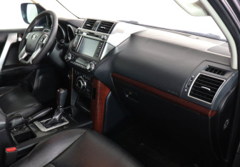 Подержанный автомобиль Toyota Land Cruiser Prado 2016 года (10 фото)