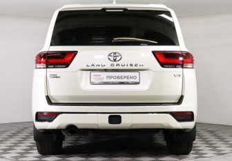 Подержанный автомобиль Toyota Land Cruiser Suv 2022 года (6 фото)