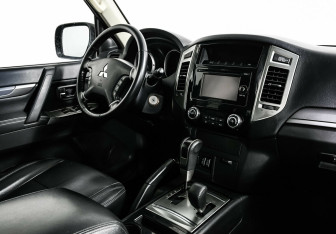 Подержанный автомобиль Mitsubishi Pajero 2015 года (8 фото)
