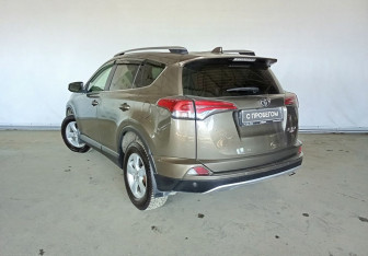 Подержанный автомобиль Toyota RAV4 2015 года (4 фото)